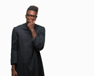 Genç Afro-Amerikan rahip adam izole arka plan emin çapraz kollar ve çeneme kaldırdı el ile gülümseme ile kameraya bakıyor. Pozitif düşünce.