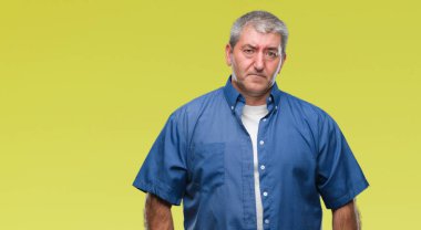 İzole arka plan üzerinde üst düzey yakışıklı depresif ve kızgın ve korkmuş ağlıyor sıkıntı için endişeleniyorum. Üzgün ifade.