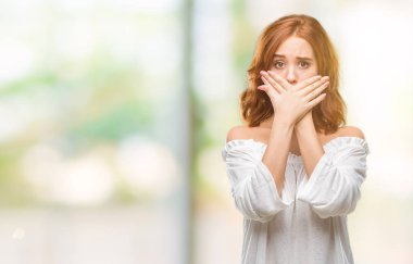 Genç güzel kadın izole arka plan ağız hata için elleriyle kapsayan şok yüzünden. Gizli kavramı.