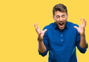 Genç yakışıklı adam kızgın ve silah ile başarı için deli kutluyor izole arka plan üzerinde kaldırdı ve heyecanlı çığlık gözler kapalı. Kazanan kavramı