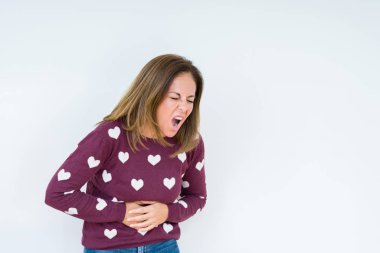 Üzerinde kalp kazak giyen güzel orta yaş kadın izole mide üzerinde el ile arka plan çünkü mide bulantısı, ağrılı hastalık hasta hissediyor. Ağrısı kavramı.
