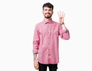 Yakışıklı delikanlı gösterilen ve parmakları ile işaret izole arka plan üzerinde pembe gömlek giymiş dört kendinden emin ve mutlu gülümseyerek iken numara.