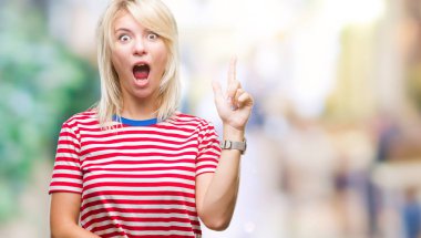 Genç güzel sarışın kadın başarılı fikirle parmağı yukarıyı izole arka plan yüzünden. Çıktıktan ve mutlu. Bir numara.