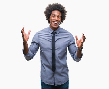 Arka plan deli kutluyor üzerinde Afro Amerikalı iş adamı izole ve yükseltilmiş ve kapalı gözleri çığlık çılgın silah ile başarı için heyecanlı. Kazanan kavramı