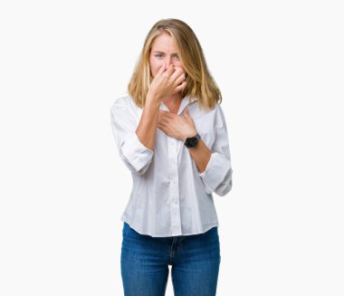 Bir şey pis ve iğrenç kokulu izole arka plan, dayanılmaz koku, holding nefes burun parmaklar ile güzel genç iş kadını. Kötü kokuyor kavramı.