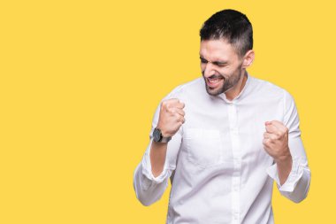 Genç iş adamı izole arka plan çok mutlu ve heyecanlı kaldırdı, gülümseyen ve başarı için çığlık silah ile kazanan jest yapıyor üzerinde. Kutlama kavramı.