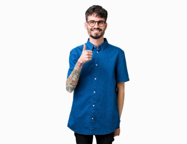 Hareketi el ile mutlu yaşasın yapıyor izole arka plan üzerinde gözlük takan yakışıklı delikanlı. Başarı gösteren kameraya bakarak ifade onaylama.