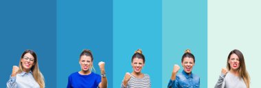 Mavi çizgili genç güzel kadın kolaj arka plan öfkeli ve sinirli sinirli ve öfke ile bağırarak süre öfkeli yumruk yükselterek izole. Öfke ve agresif kavramı.