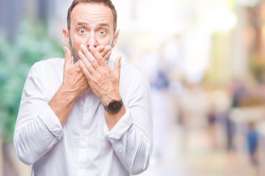 Orta yaş üzerinde izole arka plan ağız hata için elleriyle kapsayan şok ağarmış komuta sizde. Gizli kavramı.