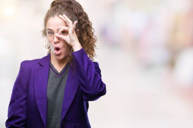 Sürpriz yüz, göz parmaklarının arasından seyir ile okul üniforması ve gözlük ok jest yapıyor izole arka plan üzerinde giyen genç esmer öğrenci kız şok. İmansız ifade.