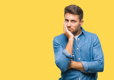 İzole arka plan düşünme seyir üzerinde genç yakışıklı adam yorgun ve sıkılmış çapraz silah depresyon sorunları ile.