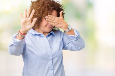 Güzel orta ager üst düzey businees kadın üzerinde gözlük takan izole elleriyle gözlerini kapsayan arka plan ve stop jest ile acı ve korku ifadesi. Utandım ve negatif kavramı.