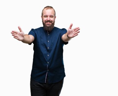 Sarılmak için kollarını açarak gülümseyerek kameraya bakarak izole arka plan Genç beyaz hipster adam. Neşeli ifade kucaklayan mutluluk.