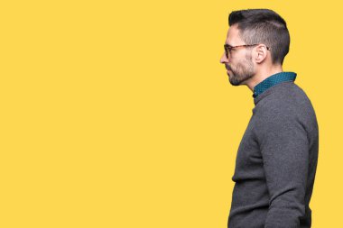 Genç yakışıklı adam gözlük izole arka tarafına, seyir üzerinde dinlenmek doğal yüz emin gülümseme ile pozuyla profili.