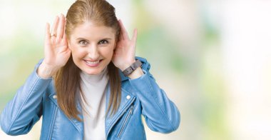 Her ikisi de dinliyoruz izole arka plan üzerinde moda deri ceket giyen güzel orta yaş Olgun kadın kulak jest, dedikodu için meraklı eller. İşitme sorunu, sağır