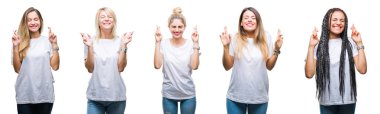Kolaj grup geçiş parmakları umut ve gözleri kapalı ile gülümseyen izole arka plan üzerinde rahat beyaz t-shirt giyen güzel bir kadın. Şans ve batıl kavramı.