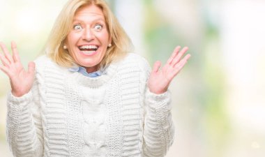 Arka plan deli kutluyor üzerinde kış kazak giyen orta yaş sarışın kadın izole ve crazy arms ile başarı için kaldırdı ve heyecanlı çığlık gözler kapalı. Kazanan kavramı