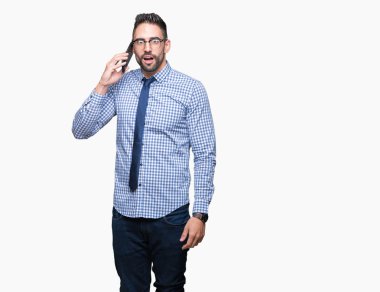 Genç iş adamı izole arka plan üzerinde bir sürpriz yüz, korkuyor ve heyecanlı korku ifadesi ile şok korkmuş Evet