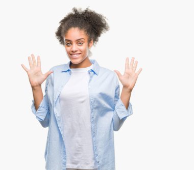 Gösterilen ve parmakları ile işaret izole arka plan üzerinde genç afro Amerikalı kadın kendinden emin ve mutlu gülümseyerek süre on numara.