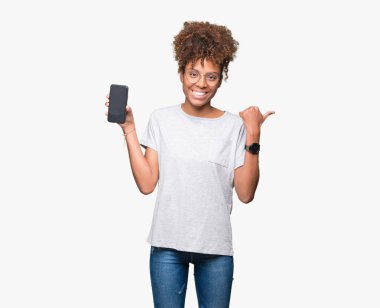 Genç Afro-Amerikan kadın gösteren smartphone ekran işaret ve başparmak kadar mutlu yüz gülümseyen tarafı ile gösteren izole arka plan üzerinde