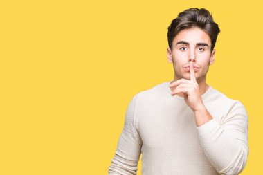 Yakışıklı delikanlı dudaklarında parmak ile sessiz olmanı izole arka plan üzerinde. Sessizlik ve gizli kavramı.