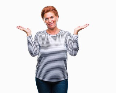 Atrractive üst düzey beyaz Kızıl saçlı kadın izole arka plan clueless ve şaşkın bir ifadeyle kollar ve eller kaldırdı. Şüphe kavramı.