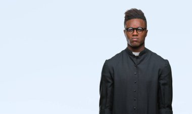 İzole arka plan şüpheci ve sinir, papatyanın üzgün sorun nedeniyle genç Afro-Amerikan rahip adam. Negatif kişi.