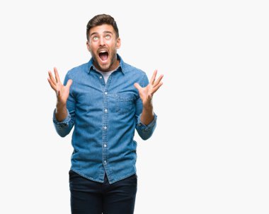 Genç yakışıklı adam izole arka plan çılgın ve kızgın bağırarak ve agresif ifade ve silah kaldırdı bağırıyor. Hayal kırıklığı kavramı.