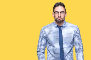 Kızgın ve korkmuş ağlıyor genç iş adamı depresif izole arka plan ve sıkıntı, endişe içinde gözlük takıyorum. Üzgün ifade.