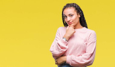 Genç örgülü saç Afro-Amerikan Kız emin çapraz kollar ve çeneme kaldırdı el ile gülümseme ile kameraya bakarak izole arka plan üzerinde kazak giyiyor. Pozitif düşünce.