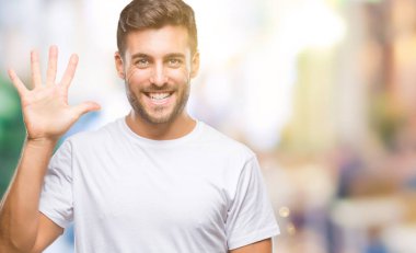 Yakışıklı delikanlı gösterilen ve parmakları ile işaret izole arka plan üzerinde beş kendinden emin ve mutlu gülümseyerek iken numara.