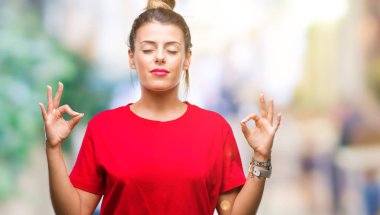 Genç güzel kadın izole arka plan üzerinde dinlenmek ve gülümseyen gözlerle parmak ile meditasyon jest yapıyor kapalı. Yoga kavramı.