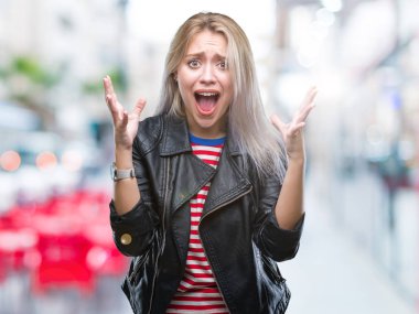 Üzerinde siyah ceket giyen genç sarışın kadın deli kutluyor arka plan izole ve başarı için kaldırdı kollarını açarak hayrete ve heyecanlı çığlık gözleri açık. Kazanan kavramı