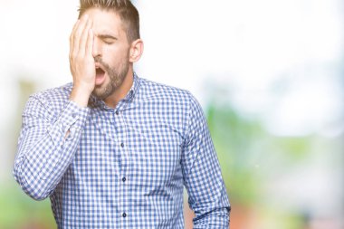 Yakışıklı delikanlı yarım yüz, göz ve ağız el ile kapsayan yorgun esneme izole arka plan üzerinde. Acı yüzü acıyor.