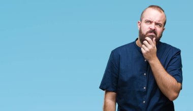 Genç beyaz hipster adam yorgun ve bıkkın ile depresyon sorun Çapraz kollar ile seyir düşünüyorum izole arka plan.