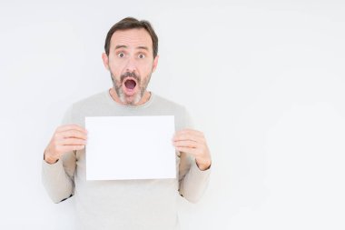 Komuta sizde boş kağıt sayfası izole arka plan üzerinde bir sürpriz yüz, korkuyor ve heyecanlı korku ifadesi ile şok korkmuş holding