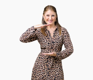 Üzerinde leopar elbise giyen güzel orta yaş olgun zengin kadın arka plan ile büyük ve büyük boy işaret, ölçü birimi sembol gösteren el eller izole. Kameraya bakarak gülümsüyordu. Ölçüm kavramı.