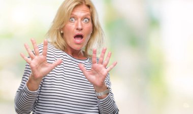 Orta yaş sarışın kadın şok bağırarak korkuyor ve dehşet korku ifade dur hareketi el ile ile izole arka yüzünden. Panik kavramı.