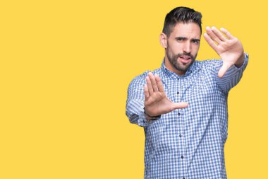 İzole genç yakışıklı adam arka plan kullanarak el avuç içi ve parmaklar, kamera perspektif çerçevesini yapıyor gülen