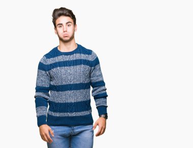 Komik surat ile yanakları şişirme izole arka plan üzerinde genç yakışıklı adam. Ağız ile hava, deli ifade şişirilmiş.