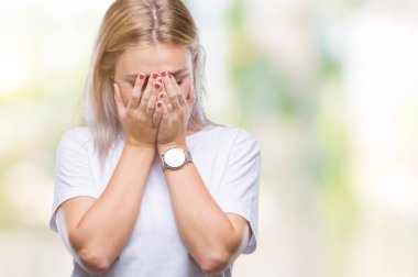 Genç Sarışın kadın ağlayarak süre elleriyle yüzünü kapsayan üzgün ifade ile izole arka plan yüzünden. Depresyon kavramı.
