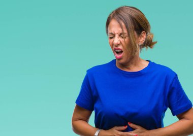 Orta yaş üst düzey İspanyol kadın izole mide üzerinde el ile arka plan çünkü mide bulantısı, ağrılı hastalık hasta hissediyor. Ağrısı kavramı.