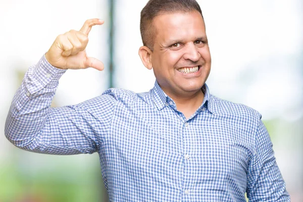 Homem Negócios Árabe Meia Idade Sobre Fundo Isolado Sorrindo Gestos — Fotografia de Stock