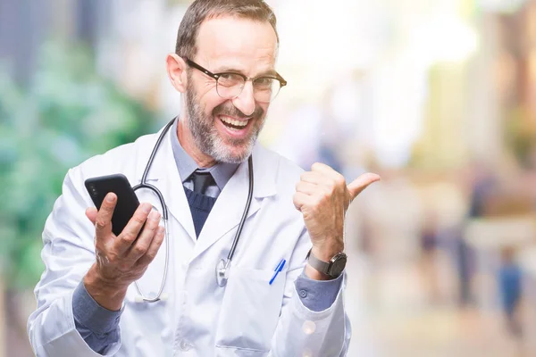 Medelåldern Senior Hoary Doktor Mannen Textning Med Smartphone Isolerade Bakgrund — Stockfoto