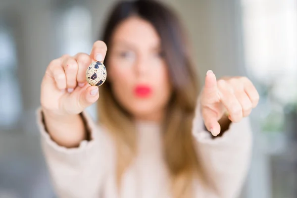 Junge Schöne Frau Mit Frischem Wachtelei Hause Die Mit Dem — Stockfoto