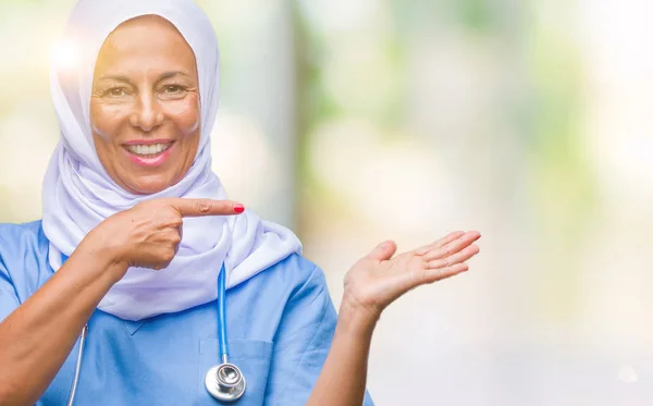 Старшая Арабская Медсестра Средних Лет Носящая Хиджаб Изолированном Фоне Поражена — стоковое фото