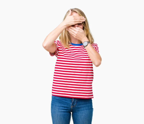 Hermosa Joven Con Gafas Sobre Fondo Aislado Cubriendo Los Ojos —  Fotos de Stock