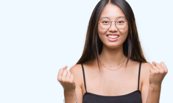 眼鏡をかけて孤立した背景を祝う上若いアジア女性は驚きし びっくりの腕の成功のため調達と開いた目 勝者の概念 — ストック写真