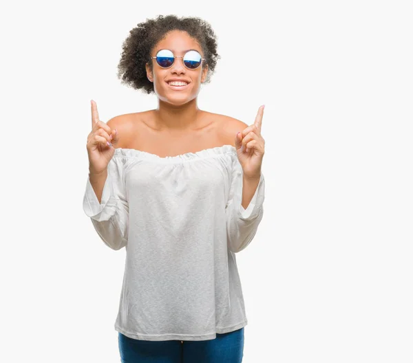 Junge Afroamerikanerin Mit Sonnenbrille Über Isoliertem Hintergrund Erstaunt Und Überrascht — Stockfoto