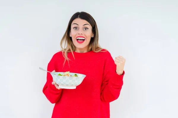 Jeune Femme Manger Salade Fraîche Saine Sur Fond Isolé Crier — Photo